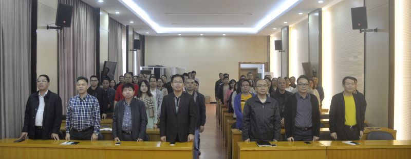 001在威武雄壯的國歌聲中，全體黨員職工起立致敬.jpg