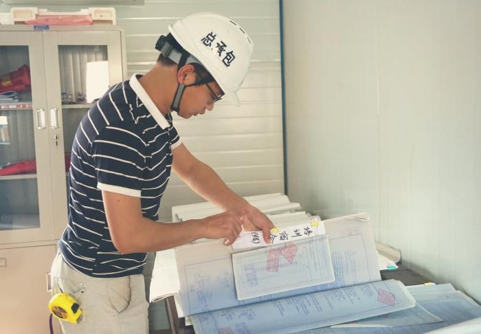 卷尺不離身，能下工地，也能細心的整理好每一份資料。謝微旋 攝.jpg