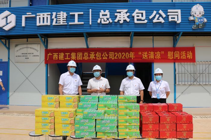 1陸烜送清涼慰問(wèn)品。 黃璐璐 攝.jpg