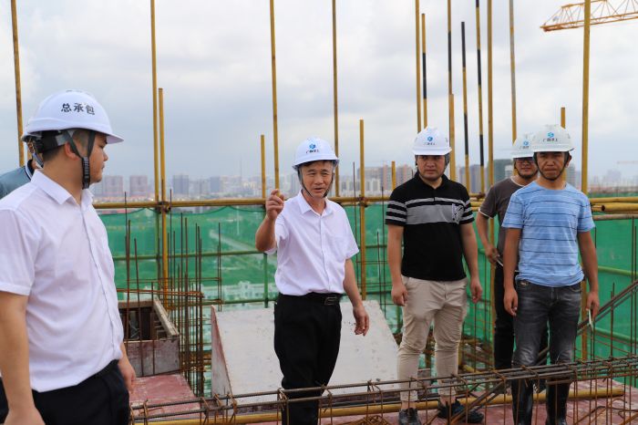 指導現場(chǎng)施工。侯建杰 攝.jpg