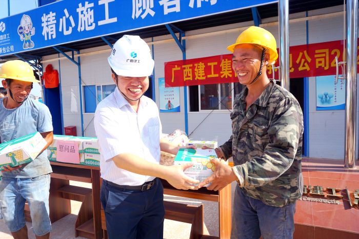 岑廷義為工人發(fā)放清涼慰問(wèn)品。謝微旋 攝.jpg