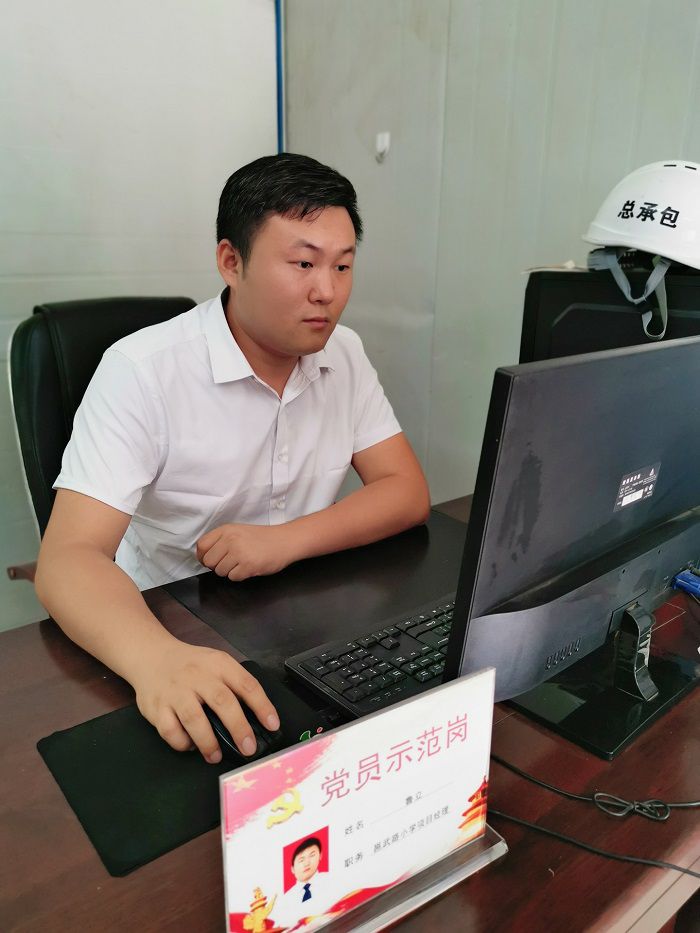 魯立在辦公室。馮翔  攝.jpg