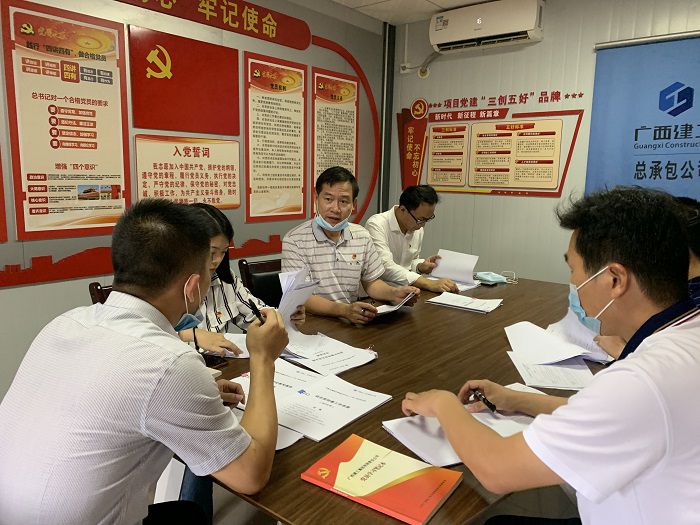 檢查組檢查材料。 劉萌萌 攝.jpg