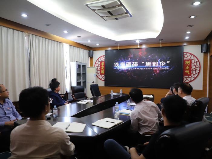 觀(guān)看警示教育片。韋文 攝.jpg