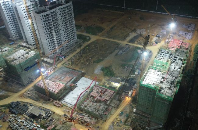 A地塊夜間多個(gè)樓棟同時(shí)澆筑混凝土。盧瑞陽(yáng) 攝.jpg
