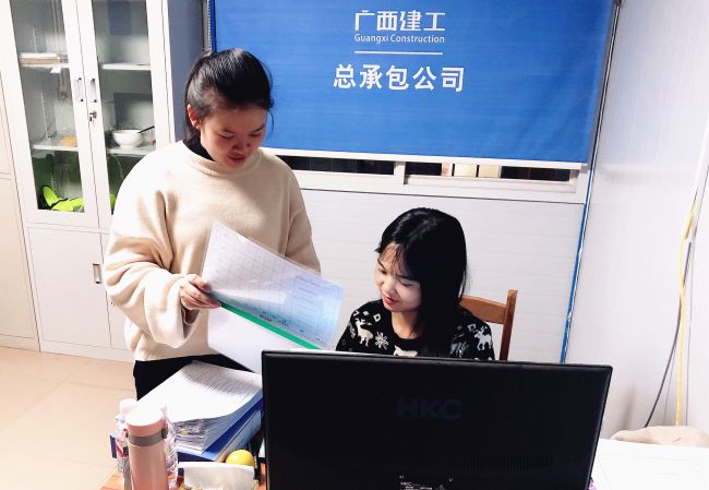 內業(yè)工作組加班加點(diǎn)力行“當日事當日畢”。黃俊涵 攝.jpg