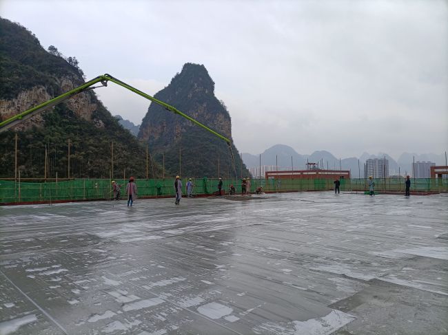 風(fēng)雨操場(chǎng)食堂屋面層混凝土澆筑現場(chǎng)。陳志健 攝.jpg