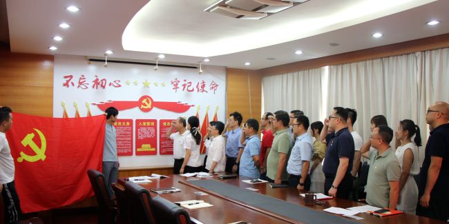 重溫入黨誓詞。王威海  攝.jpg