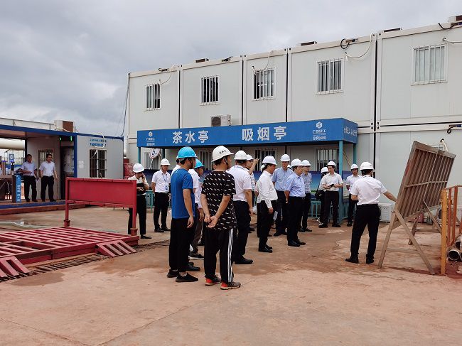 孫大光在聽(tīng)取項目情況匯報。祁建強 攝（修圖）.jpg