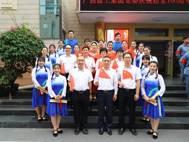 領(lǐng)導與演職人員合影。李立云 攝.jpg