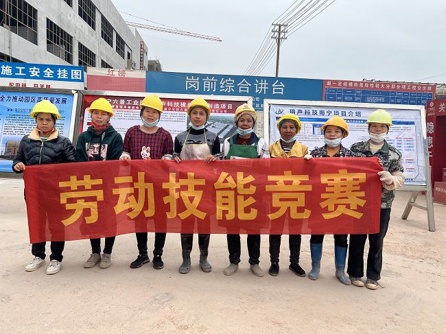 內腳手架班組合影。廖之錠 攝（修圖）.jpg