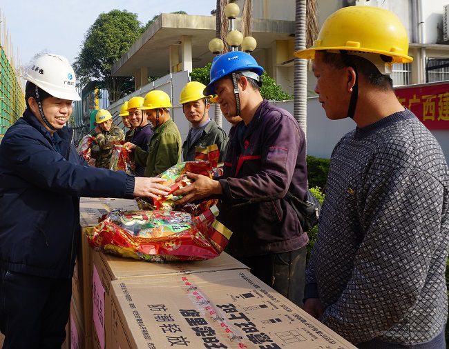 （修圖）為一線(xiàn)工人發(fā)放慰問(wèn)品。謝微旋 攝_副本.jpg