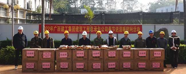 （修圖）與一線(xiàn)工人合影。謝微旋 攝.jpg