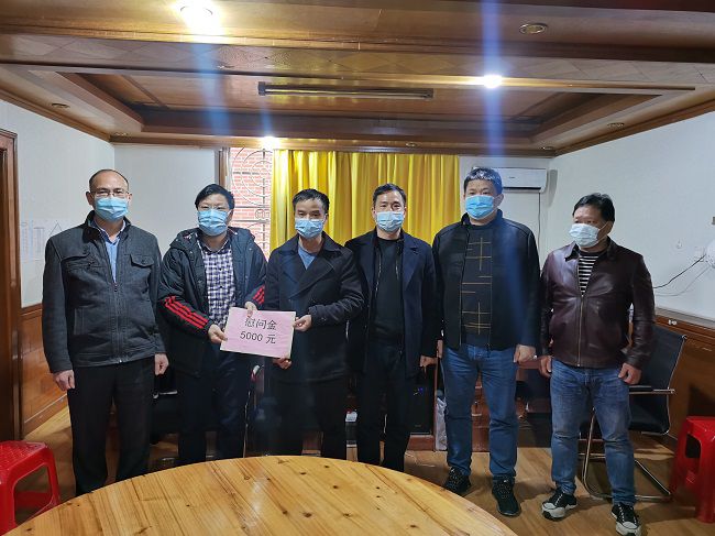 慰問(wèn)合影。莫光富 攝（修圖）.jpg