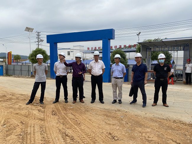 蔡桂全（右四）在項目檢查。廖益通 攝（修圖）.jpg