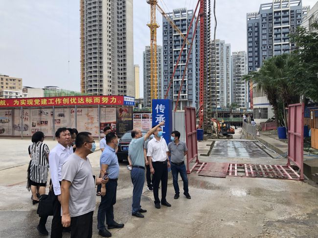 檢查施工現場(chǎng)。龔媚媚 攝（修圖）.jpg