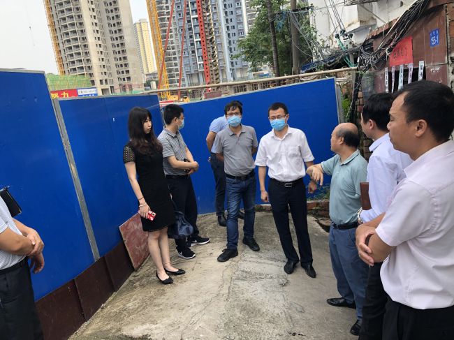 走訪(fǎng)周邊群眾。龔媚媚 攝（修圖）.jpg