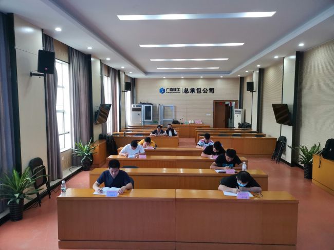 認真答題。黃寶生 攝（修圖）.jpg