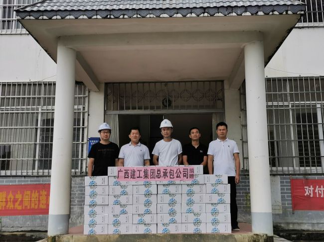捐贈抗災物資。譚山泉 攝（修圖）.jpg