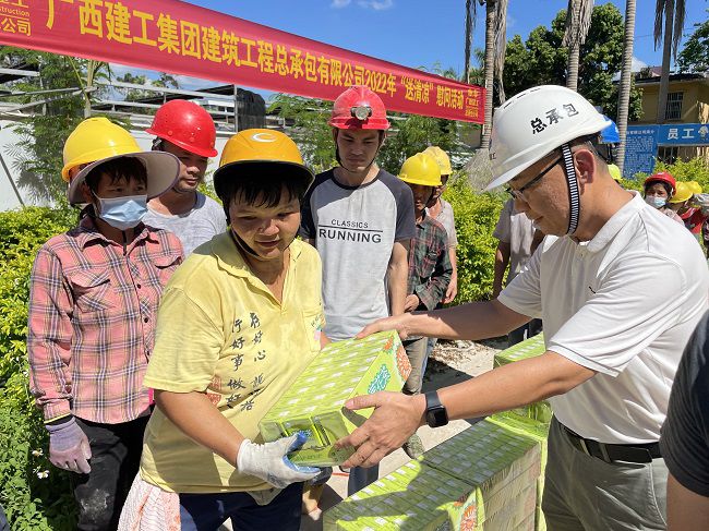 （修圖）陸烜為工人發(fā)放清涼慰問(wèn)品。容芝雅 攝.jpg