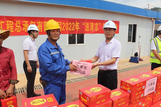 發(fā)放慰問(wèn)品。張釗林 攝（修圖）.jpg