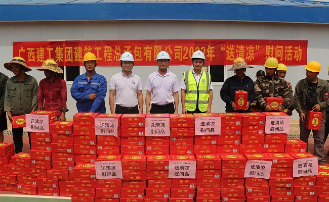 與農名工代表合影留念。張釗林 攝（修圖）.jpg