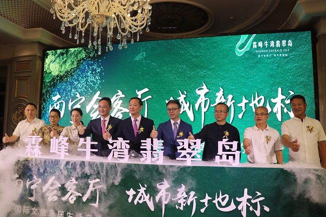 鄧少新與到場(chǎng)嘉賓一同合影留念。 周煜川 攝（修圖）.jpg