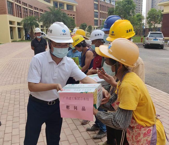 發(fā)放慰問(wèn)品 。彭永彬 攝（修圖）.jpg
