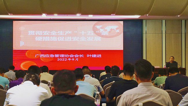 培訓授課中。黃寶生 攝（修圖）.jpg