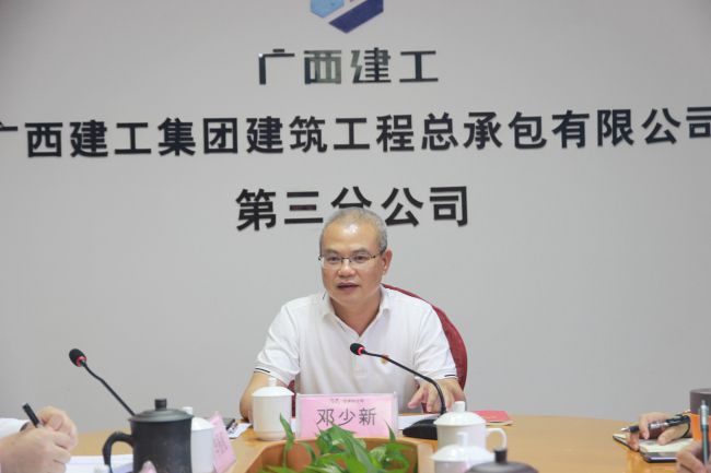 鄧少新宣講黨的二十大精神。梁紅玉 攝（修圖）.jpg