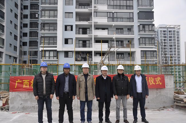 參加封頂儀式的相關(guān)領(lǐng)導合影。王瑾貞 攝（修圖）.jpg