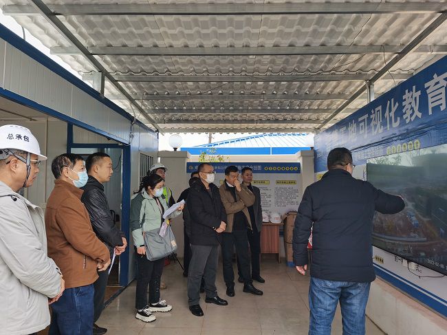 聽(tīng)取項目情況匯報。彭強 攝（修圖）.jpg