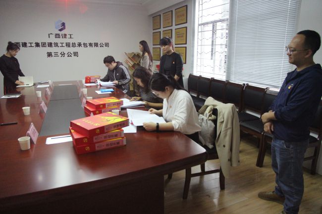 檢查資料現場(chǎng)。梁紅玉 攝（修圖）.jpg