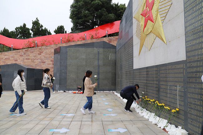 獻花。張釗林  攝（修圖） (2).jpg