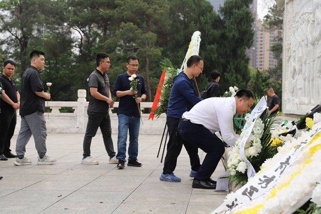 敬獻白菊。林成斌 攝（修圖）.jpg