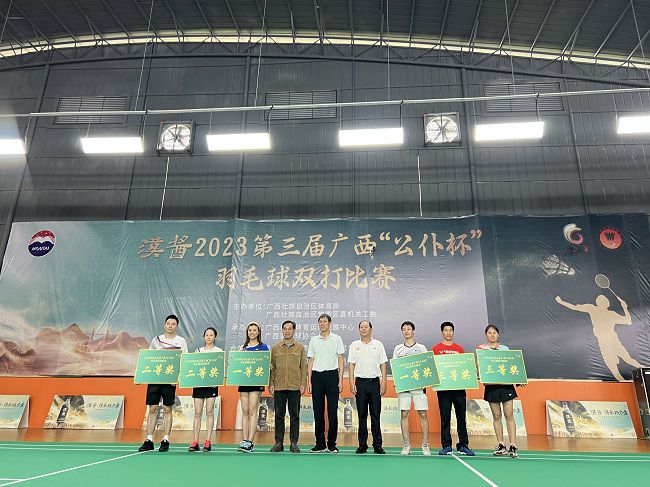 公司選手（左三、右三）上臺領(lǐng)獎（修圖）.jpg