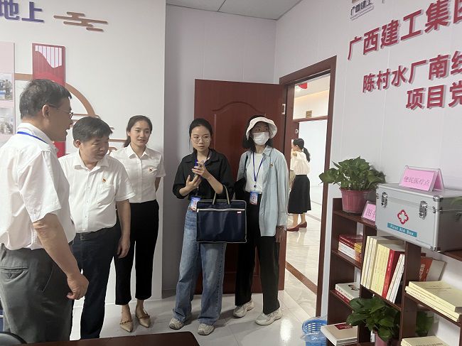 查看黨建設施配備情況。盧麗君 攝（修圖）.jpg