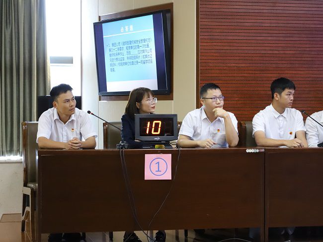 公司才賽隊伍沉著(zhù)答題。李立云 攝（修圖）.jpg