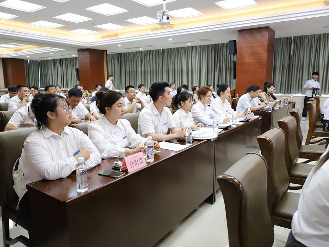 工作人員認真計時(shí)記分。李立云 攝（修圖）.jpg