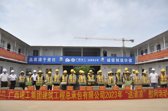 “送清涼”慰問(wèn)活動(dòng)合影。王瑾貞 攝（修圖）.jpg