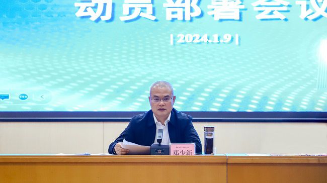 鄧少新講話(huà)  鄭詩(shī)寶 攝。（修圖）.jpg