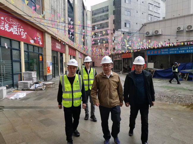 陸烜在巴馬商貿中心調研指導。（修圖）.jpg