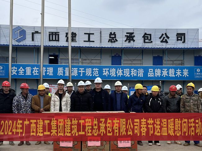 慰問(wèn)活動(dòng)合影。李偉燕 攝（修圖）.jpg